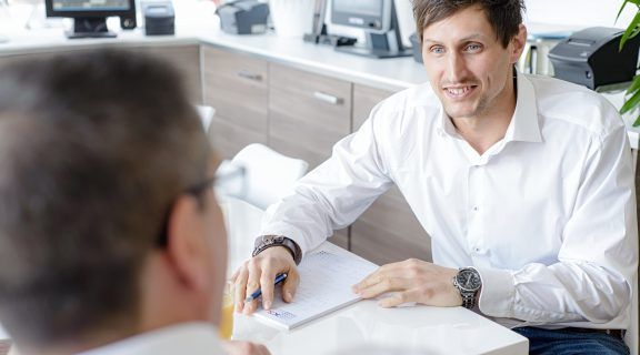 Mitarbeiter bei der Personalplanung am Schreibtisch